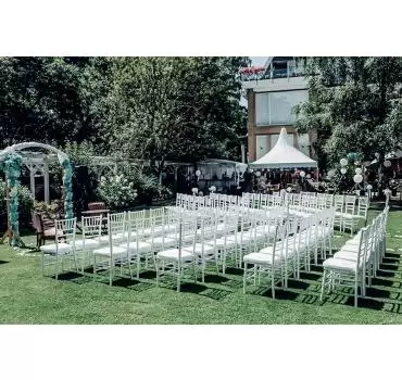 прокат белых стульев